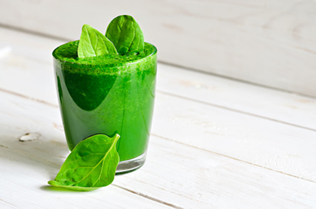 Apple and spinach cleansing juice
