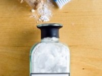 Homemade baking soda and coconut oil toothpaste