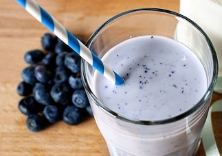 Raw and vegan blueberry almond milk