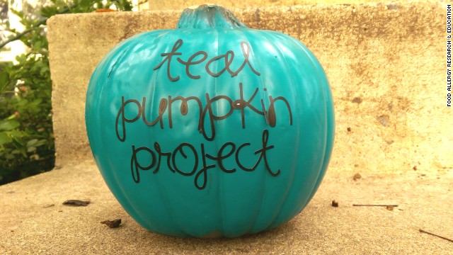 Halloween teal pumpkin project protects kids with food allergies