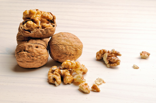 Walnuts fight Alzheimer’s disease