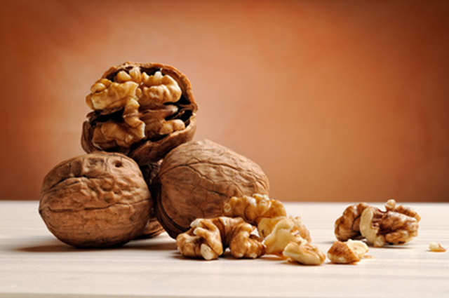 10 reasons to eat walnuts