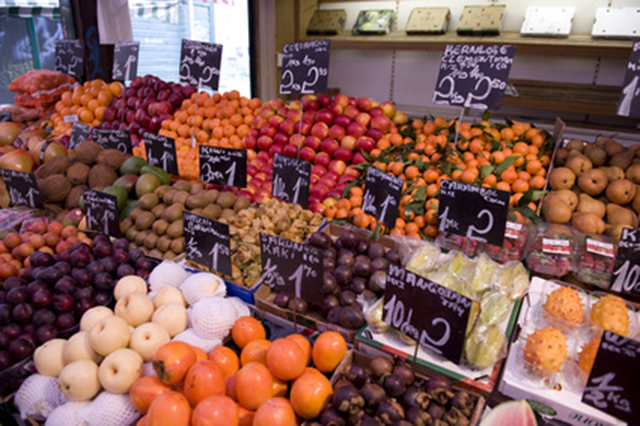 France forces supermarkets to give unsold food to charity