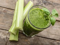 Apple and celery detox green juice