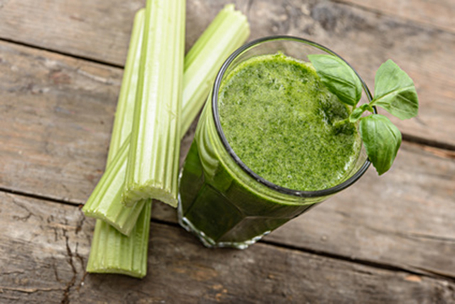 Apple and celery detox green juice