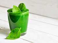 Cleansing apple and spinach juice