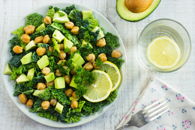 Detox chickpea and kale salad