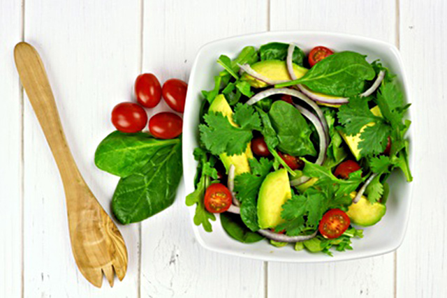 Heart health avocado spinach salad