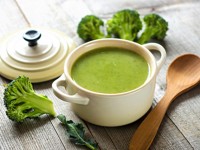Cancer-fighting broccoli and garlic soup