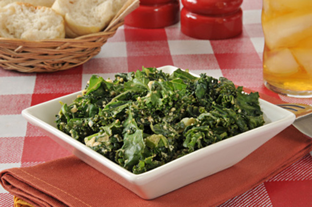 Thanksgiving detox spicy kale salad