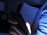 Why you should avoid electronic screens before bedtime