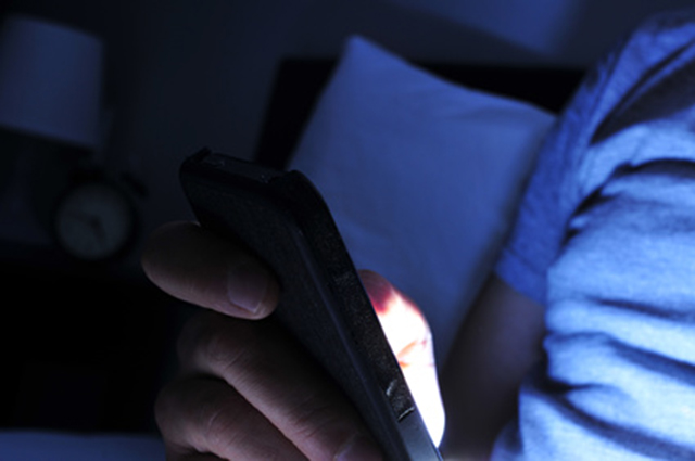 Why you should avoid electronic screens before bedtime