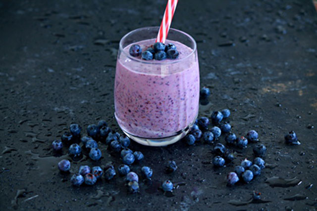 Psoriasis-fighting turmeric blueberry smoothie