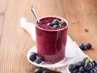 Walnut blueberry smoothie for breastfeeding moms