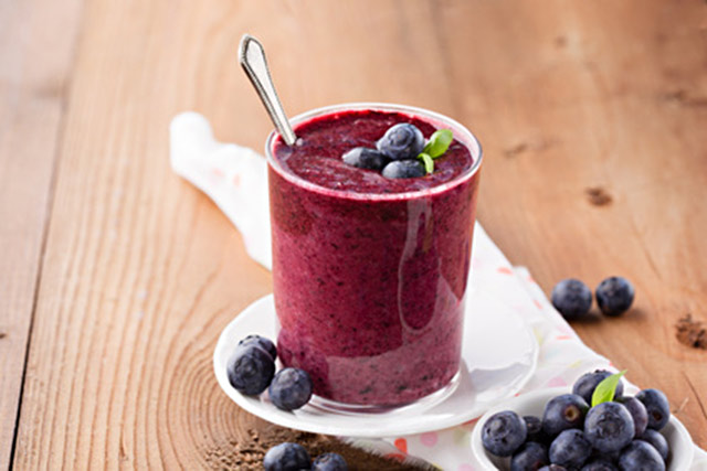 Walnut blueberry smoothie for breastfeeding moms