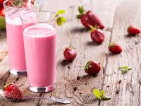 Gluten-free strawberry and coconut milk smoothie