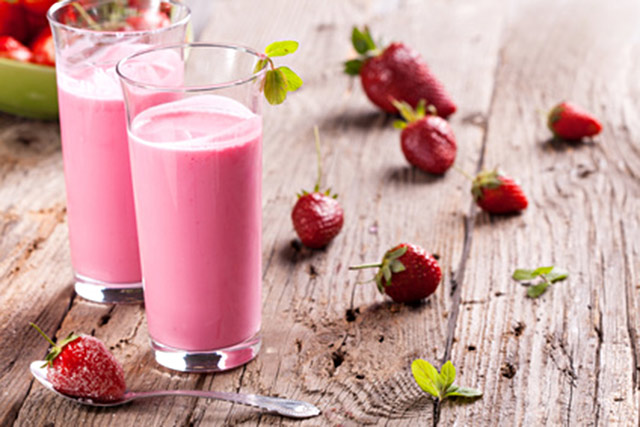 Gluten-free strawberry and coconut milk smoothie