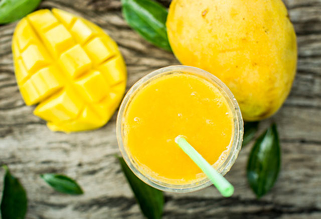 Green tea mango breast cancer-fighting smoothie