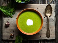 Immune-boosting spinach and lemon soup
