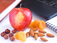 5 healthy snacks to keep at your desk at work