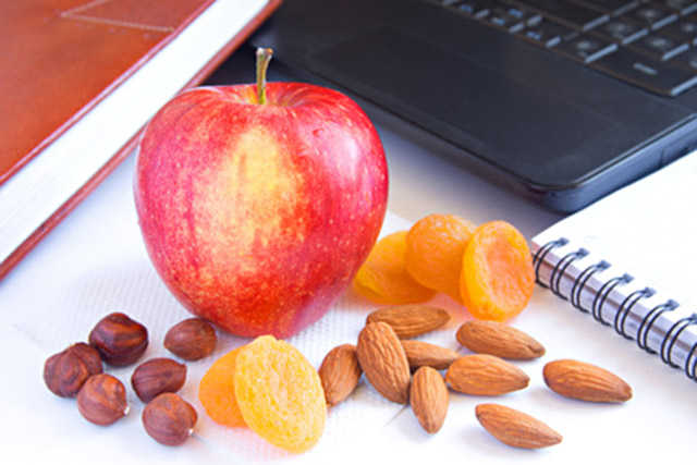 5 healthy snacks to keep at your desk at work